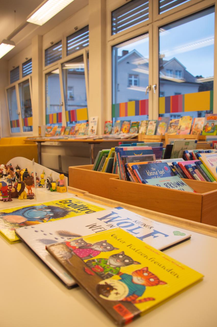 Bücher-auf-den-Tisch