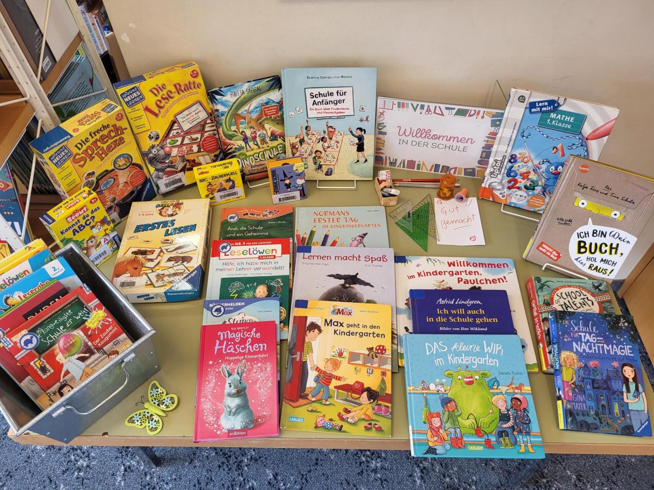 Bücher auf den Tisch