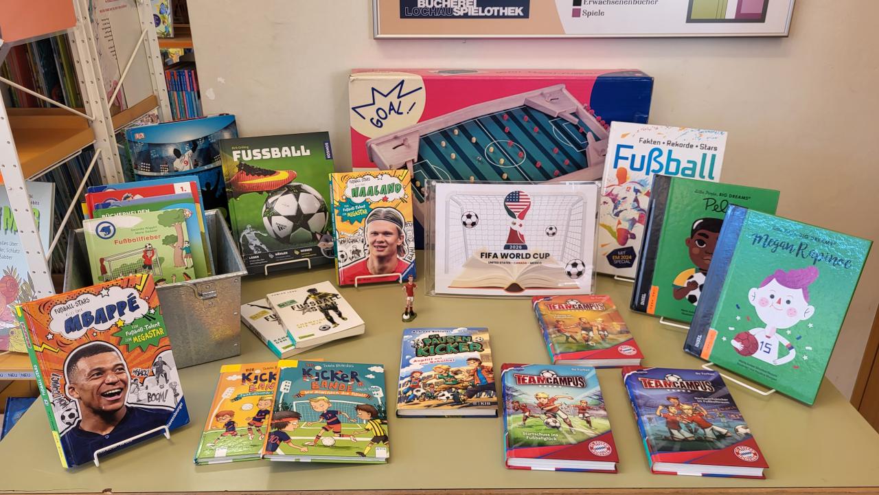 Bücher über Fußball auf dem Tisch