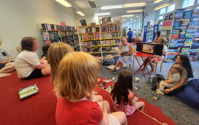 Kinder hören zu