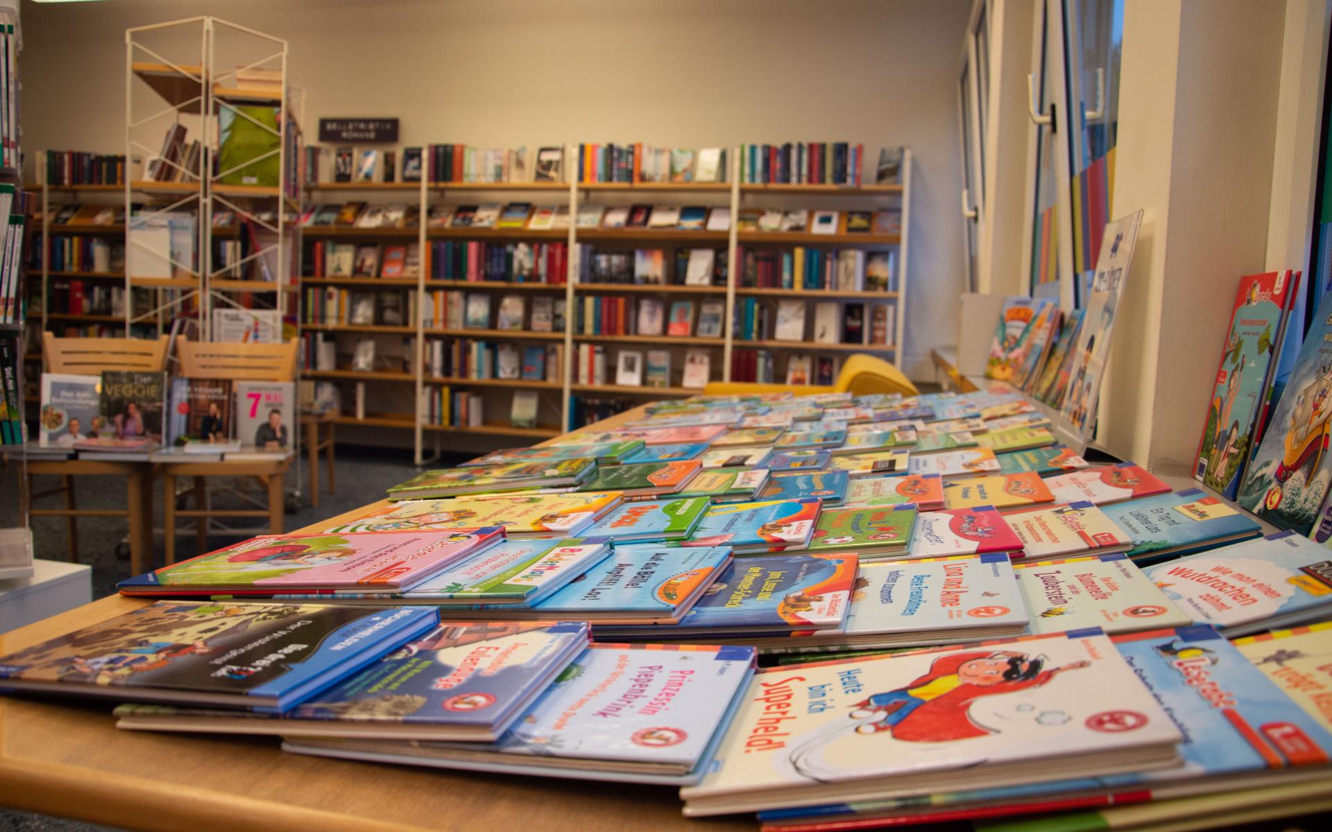 Bücher auf dem Tisch