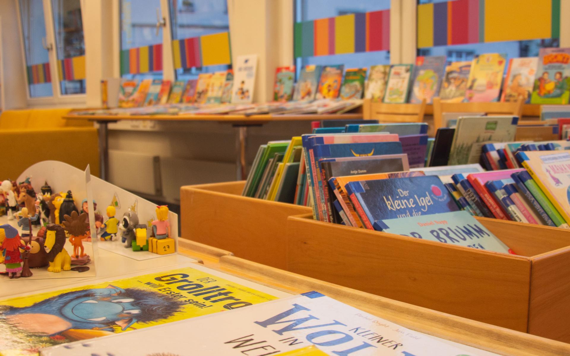 Bücher-auf-den-Tisch