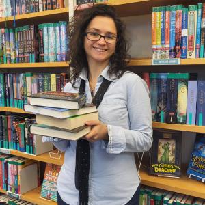 Frau Mardones mit Bücher
