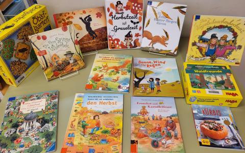 Bücher auf den Tisch