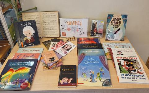 Bücher auf den Tisch